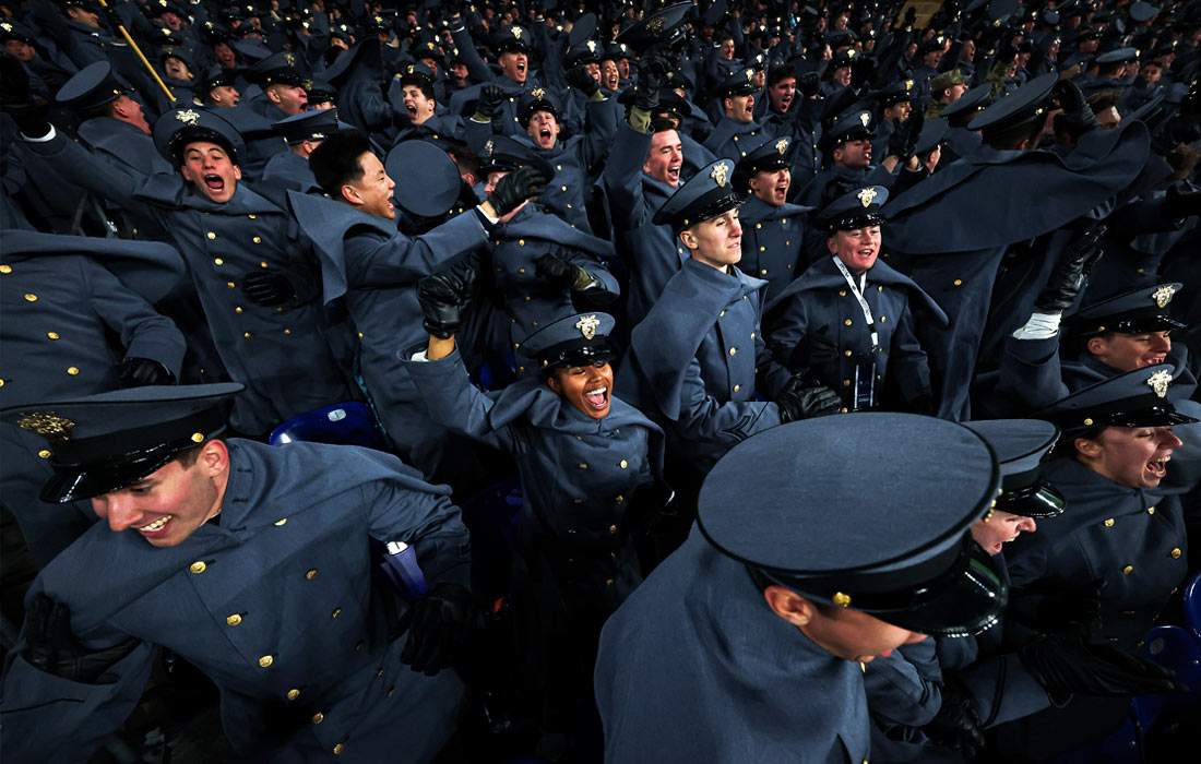 Курсанты во время игры в американский футбол между командами военных академий на стадионе в Балтиморе, штат Мэриленд