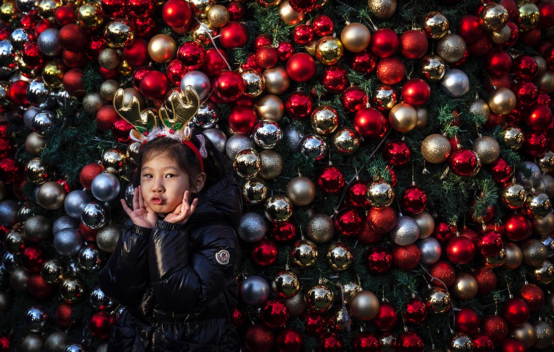Девочка на рождественской ярмарке во французском стиле в Пекине