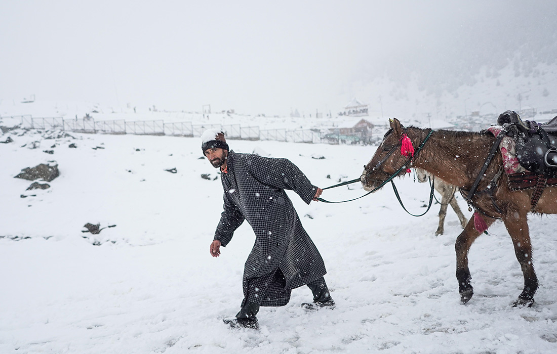 Сильный снегопад прервал 40-дневную засуху в Кашмире