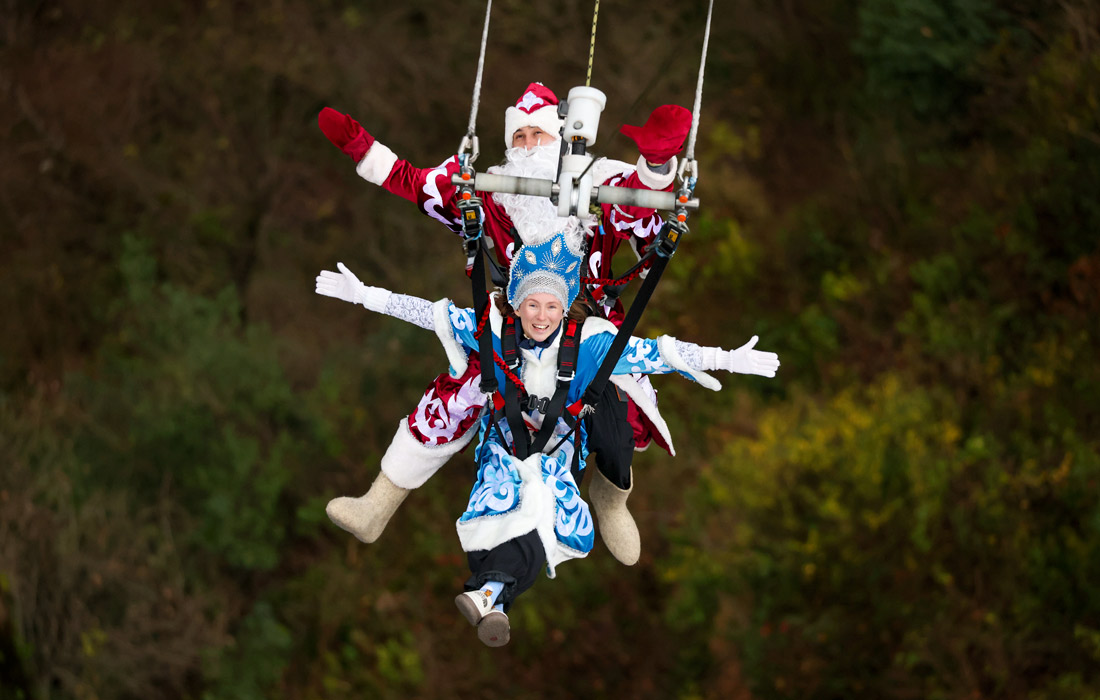 Дед Мороз и Снегурочка в парке приключений на высоте "Скайпарк" в Сочи