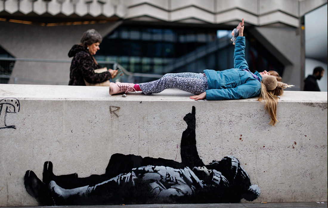 В центре Лондона появилась новая работа анонимного уличного художника, известного под псевдонимом Бэнкси