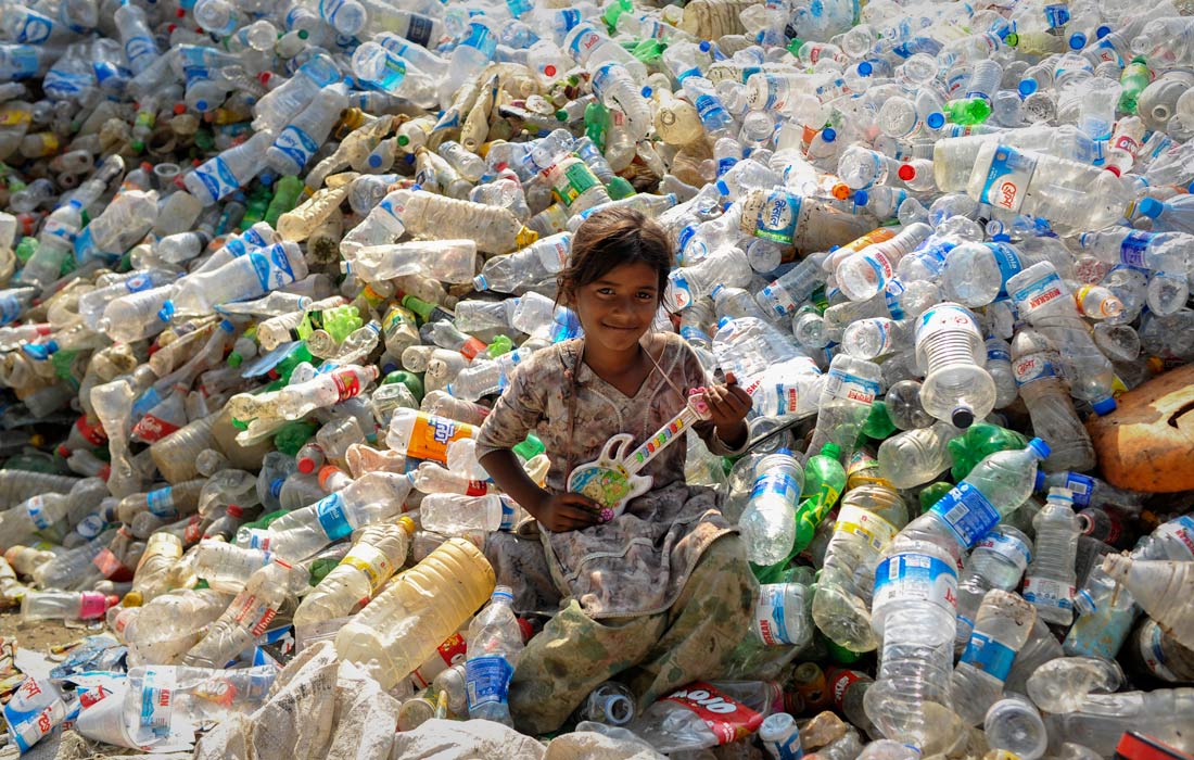Девочка на заводе по переработке пластиковых бутылок в Бангладеш