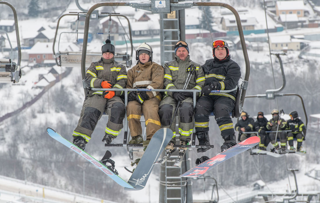 Сотрудники МЧС России во время массового спуска с горы в боевой экипировке в горнолыжном центре "Бобровый лог" в Красноярске