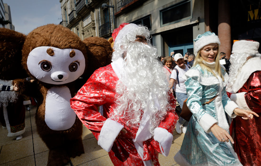 Парад российских Дедов Морозов и Снегурочек прошел в центре Мехико в преддверии праздников