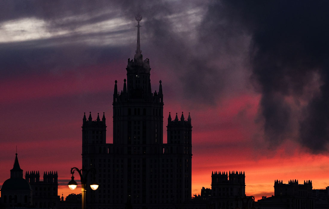 Вид на жилой дом на Котельнической набережной в Москве