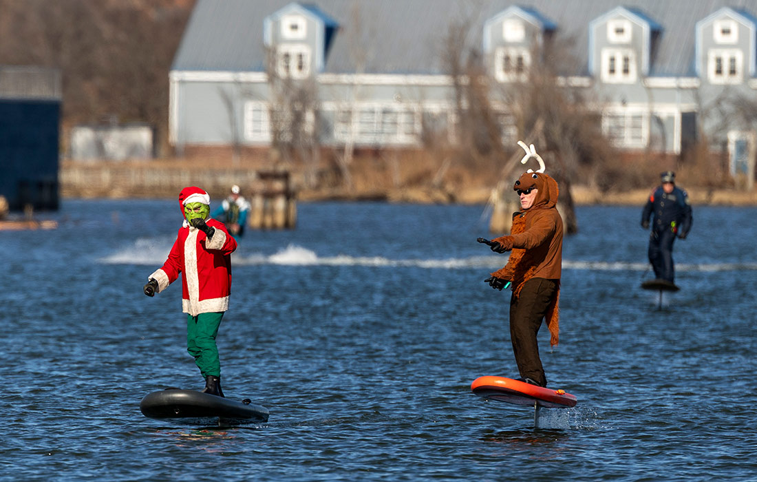 Рождественская гонка Санта-Клаусов на реке Потомак в американском штате Вирджиния