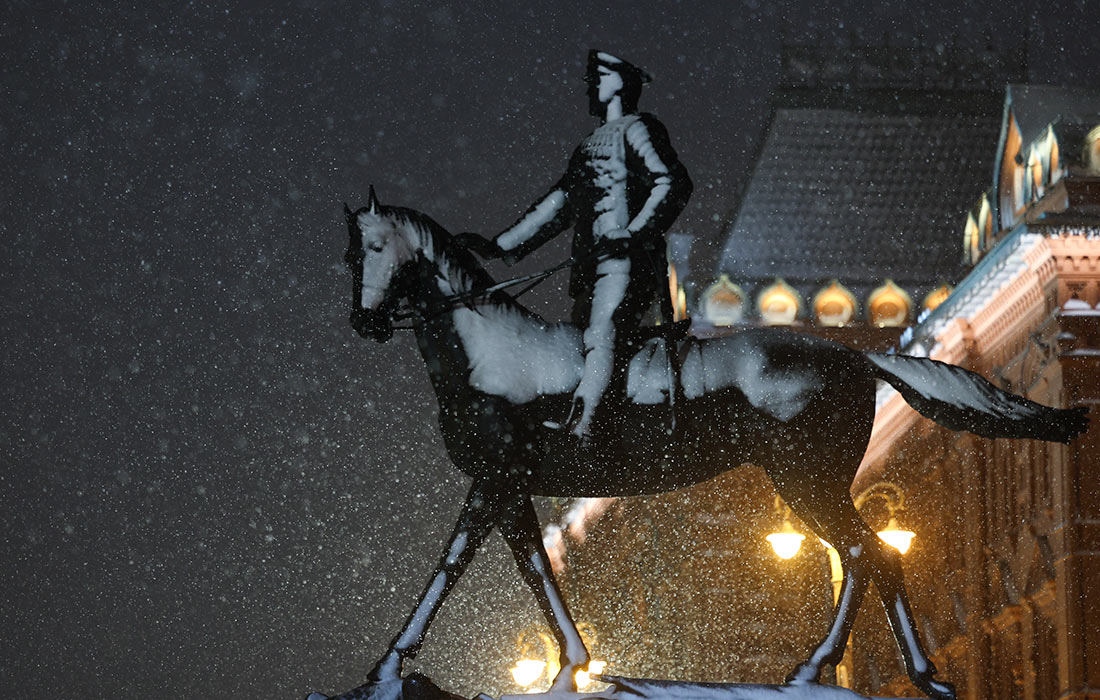 Памятник маршалу Георгию Жукову на Манежной площади во время снегопада