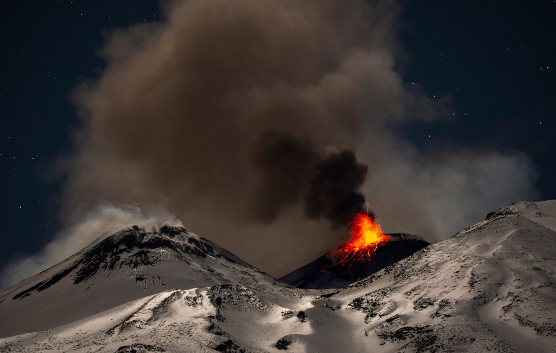 Извержение вулкана Этна на острове Сицилия