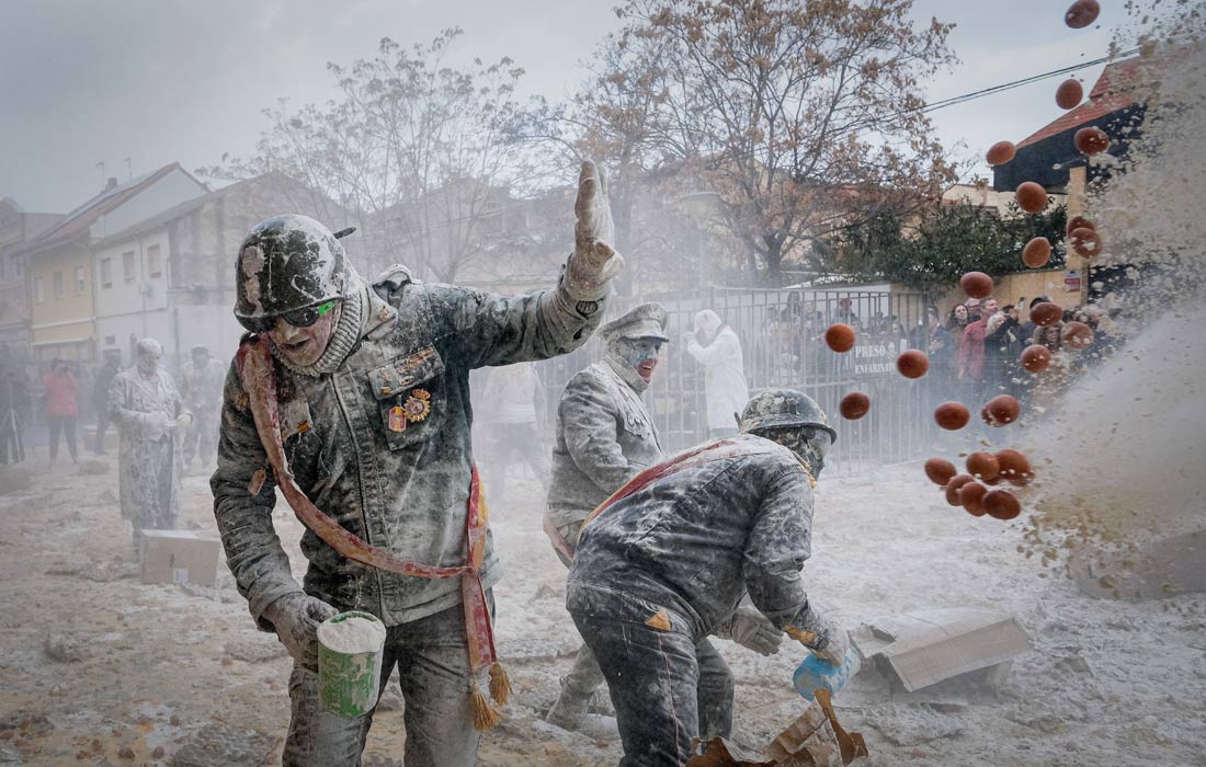 В испанском городе Иби прошла ежегодная мучная битва. На главной площади города жители, одетые в старинную военную форму, забрасывали друг друга мукой и сырыми яйцами.