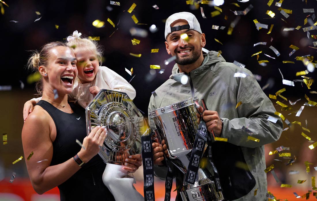 Белорусская теннисистка Арина Соболенко потерпела поражение от австралийца Ника Кирьоса в финальном матче выставочного турнира "Битва полов" в Дубае. На фото: спортсмены на церемонии награждения.