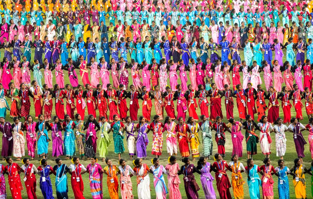 Девушки репетируют танец джумур перед попыткой установить мировой рекорд в Гувахати, Индия