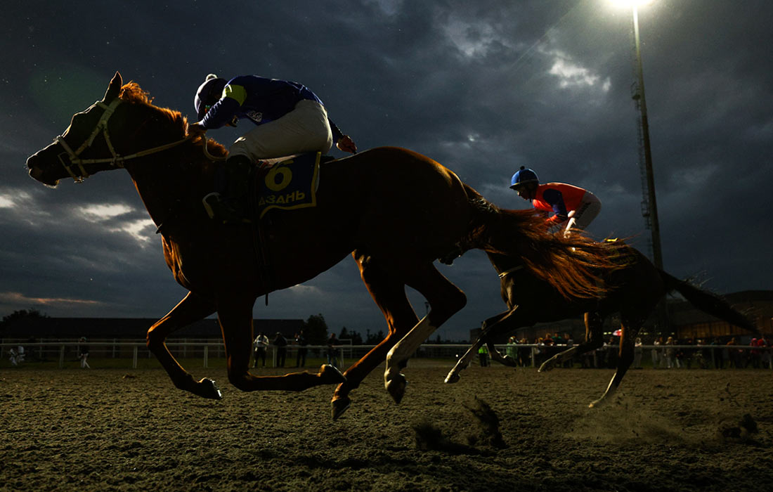 Участники заезда на приз Раиса Республики Татарстан на Казанском ипподроме