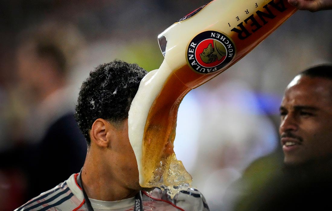 Футболиста "Баварии" Джамаля Мусиалу обливают пивом после матча с "Боруссией" в Мюнхене