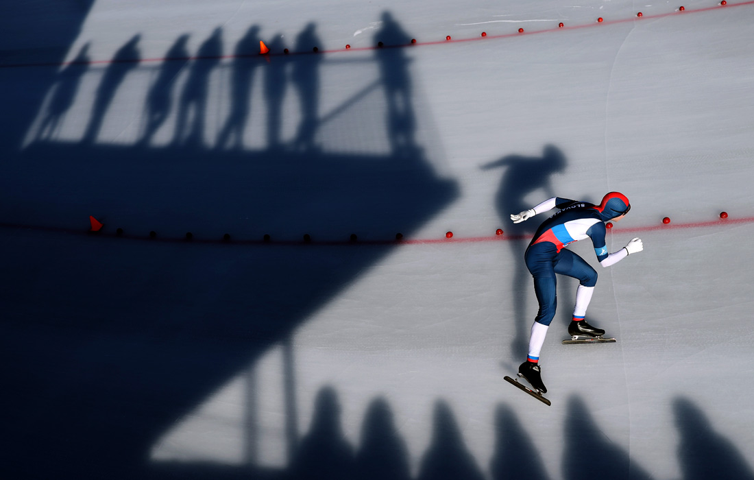 Адриан Ваянски из Словакии участвует в забеге на дистанции 1500 метров на Кубке мира ISU 2025 по конькобежному спорту среди юниоров в Больцано, Италия