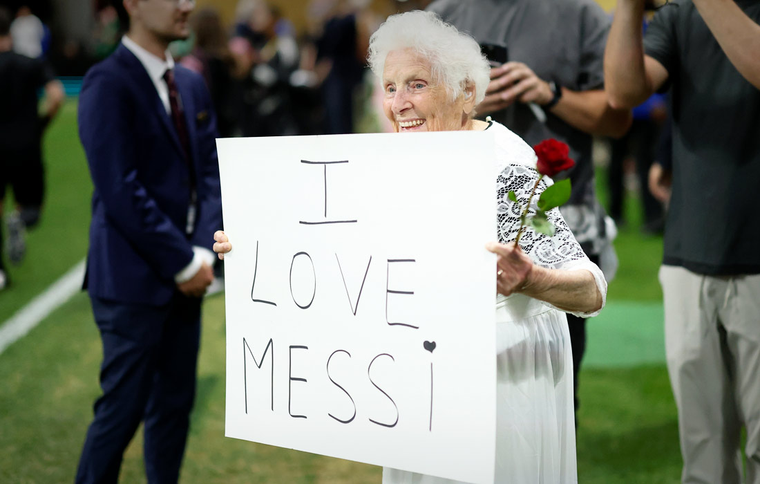 Болельщица перед матчем клубного чемпионата мира по футболу между "Пари Сен-Жермен" и "Интер Майами"  в Атланте, штат Джорджия