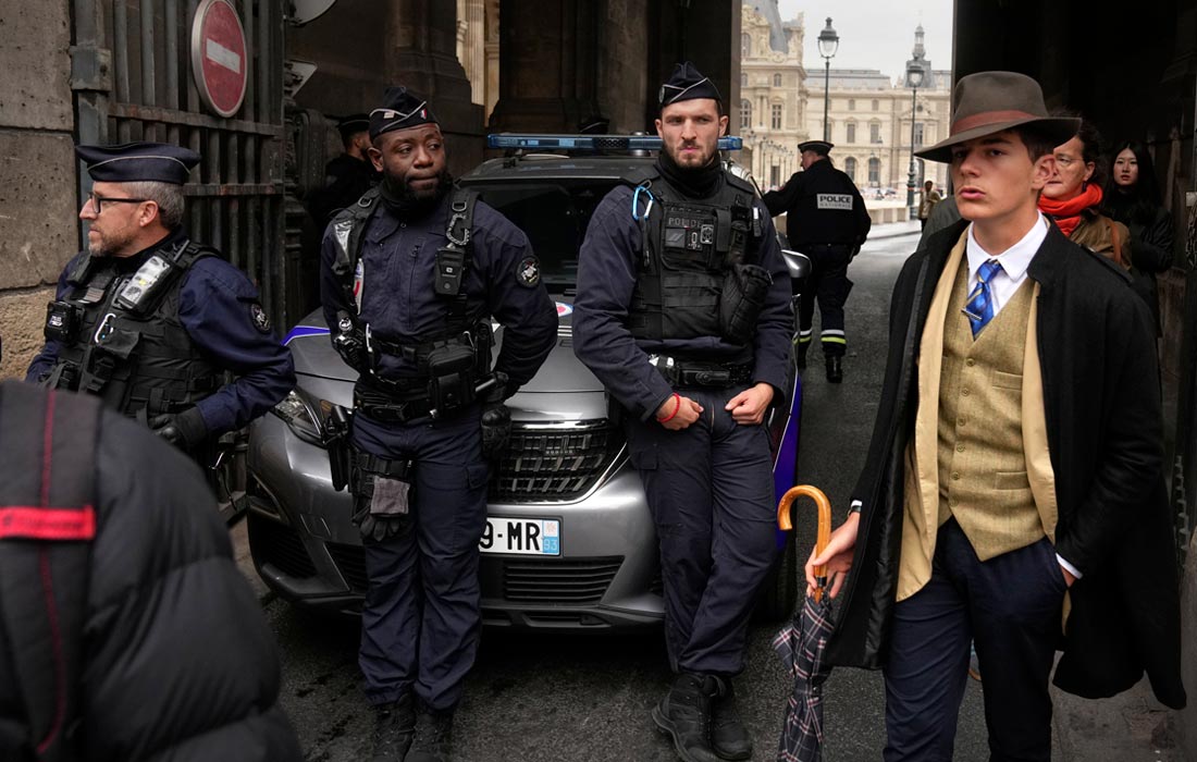 Утром 19 октября в одном из самых охраняемых музеев Франции, Лувре, произошло ограбление. Преступники похитили драгоценности, стоимость которых оценивается в 88 млн евро. Французский школьник в шляпе в образе детектива стал героем вирусной фотографии, сделанной у Лувра сразу после ограбления.