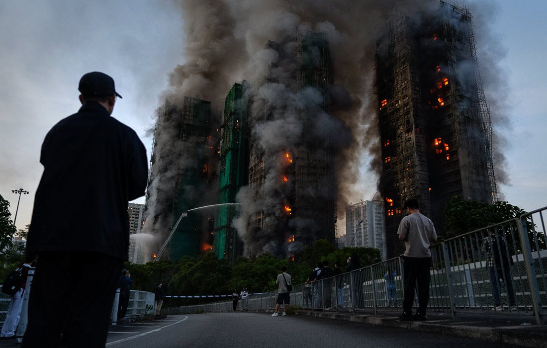 Пожар произошел 26 ноября в жилом комплексе Wang Fuk Court в Гонконге. Он унес жизни 146 человек, еще 100 человек считаются пропавшими без вести. Огонь вспыхнул сразу в нескольких многоэтажных домах, где проживает около 4,8 тысяч человек. Пламя быстро распространилось по бамбуковым строительным лесам. Это крупнейший пожар в Гонконге за 17 лет.