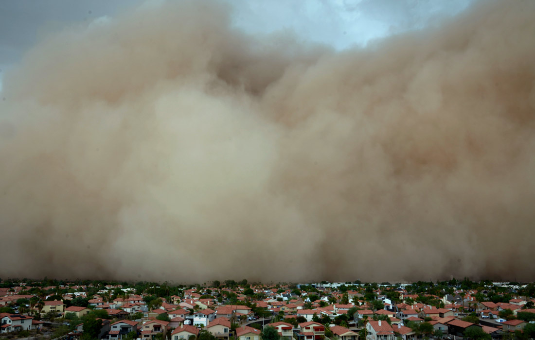 25 августа город Финикс в американском штате Аризона окутала мощная песчаная буря. Плотная стена из пыли и песка растянулась на многие километры.