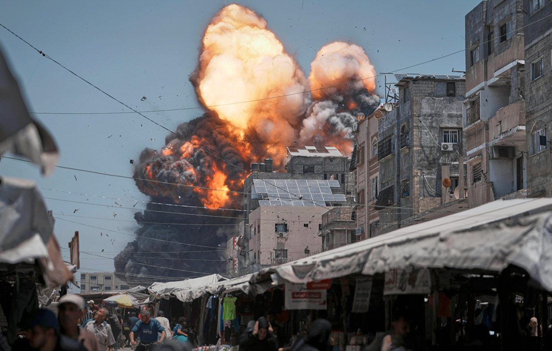 В ночь на 9 октября власти Израиля и ХАМАС согласились на первую фазу предложенного Вашингтоном плана по урегулированию конфликта в секторе Газа. На фото: авиаудар Израиля по территории сектора Газа.