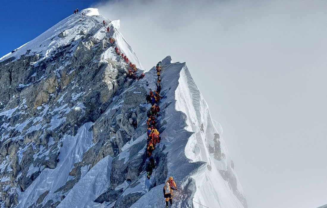 18 мая на горе Эверест снова образовалась очередь из желающих покорить вершину