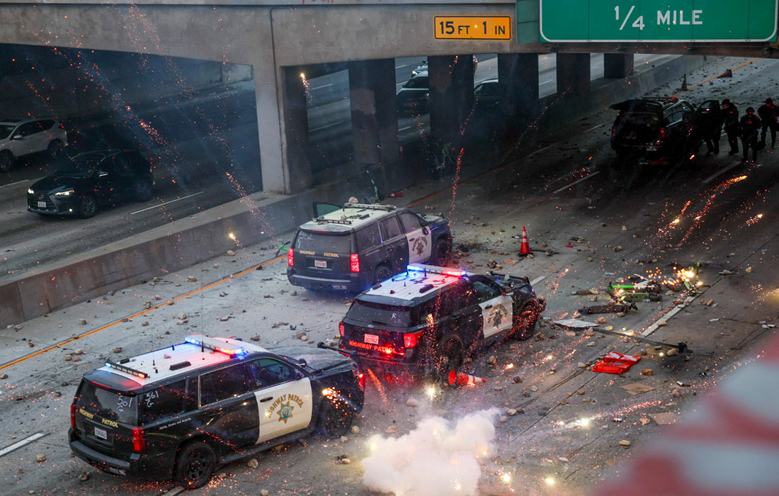 В июне Калифорнию охватили беспорядки, которые возникли после полицейских рейдов против нелегалов. Дональд Трамп направил Национальную гвардию для подавления протестов в Лос-Анджелесе.