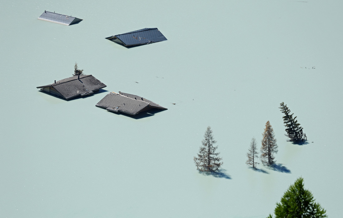 В конце мая швейцарская деревня Блаттен почти полностью была уничтожена при обрушении на нее грязевого потока и обломков отколовшегося в Альпах ледника