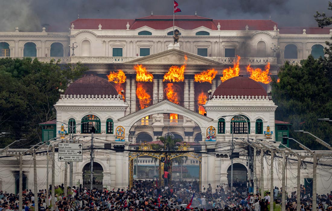 В сентябре жители Непала вышли на протесты после решения властей запретить крупные социальные сети, которые не прошли регистрацию в стране. В Катманду на митинг собрались десятки тысяч человек. 9 сентября протестующие подожгли здание парламента. Полицейские открыли огонь, что привело к гибели людей. Решение о запрете соцсетей было отменено, премьер-министр Непала ушел в отставку.