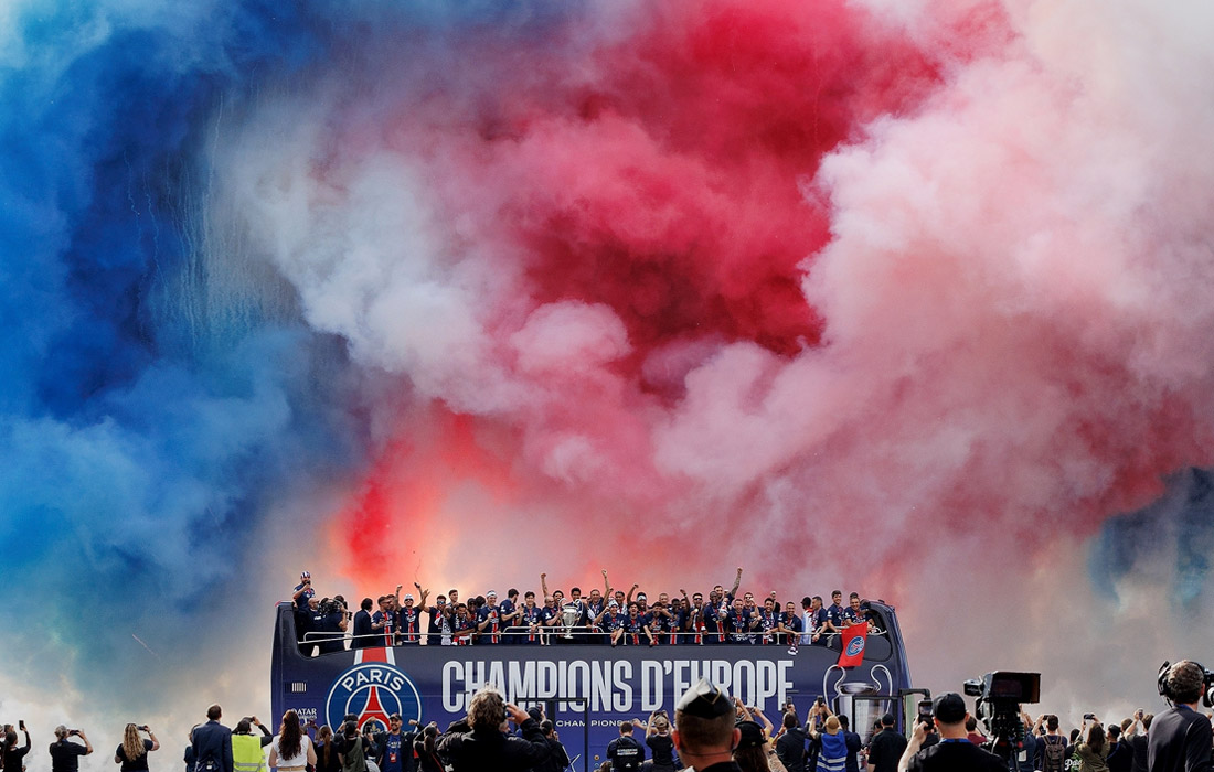 31 мая французский футбольный клуб "Пари Сен-Жермен" впервые стал победителем Лиги чемпионов. На Елисейских Полях прошел парад в честь празднования победы, на котором собралось более 100 тыс. зрителей.