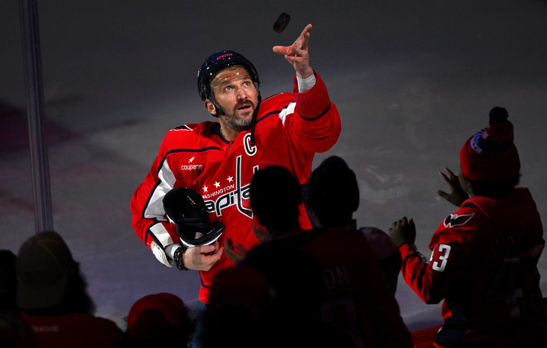 6 апреля Александр Овечкин провел 895-й гол в карьере в регулярных чемпионатах НХЛ и, опередив канадца Уэйна Гретцки, стал самым результативным игроком в истории турнира