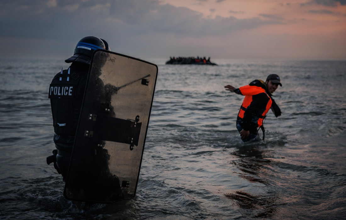 Более 40 тысяч мигрантов попали в Великобританию с начала года, переплыв Ла-Манш. На фото: французская полиция пытается остановить группу нелегальных мигрантов, пытающихся пересечь пролив на лодке.