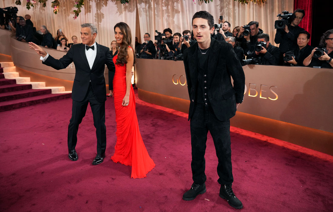 Тимоти Шаламе (на первом плане справа) и Джордж Клуни с супругой Амаль Клуни