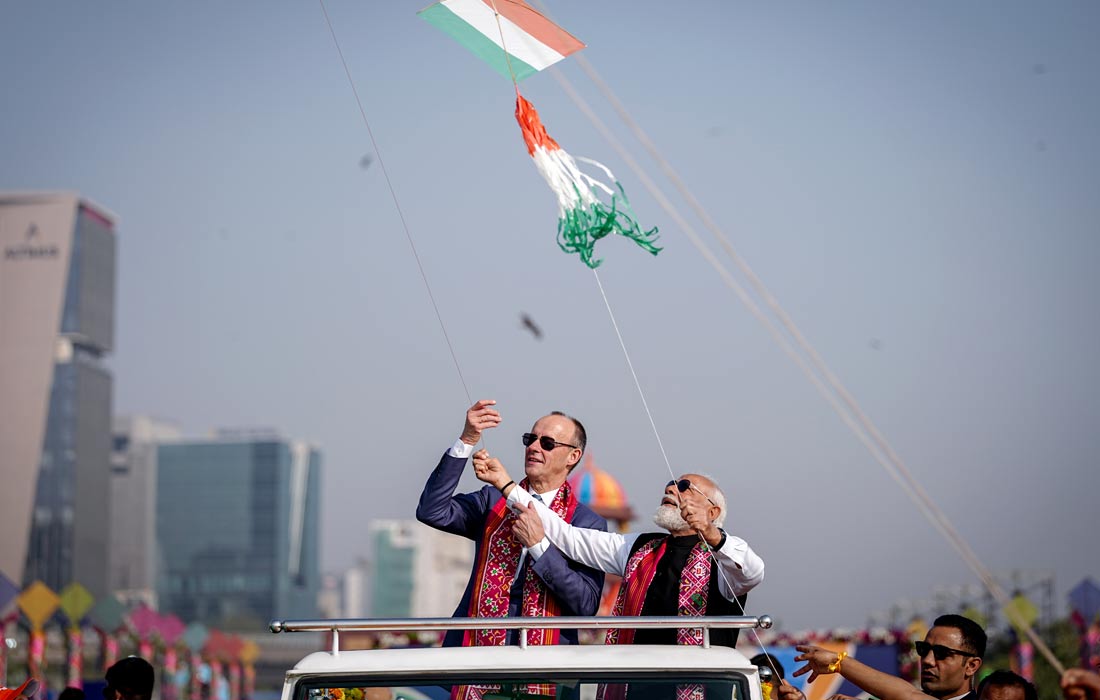 Канцлер Германии Фридрих Мерц и премьер-министр Индии Нарендра Моди посетили фестиваль воздушных змеев в Ахмедабаде