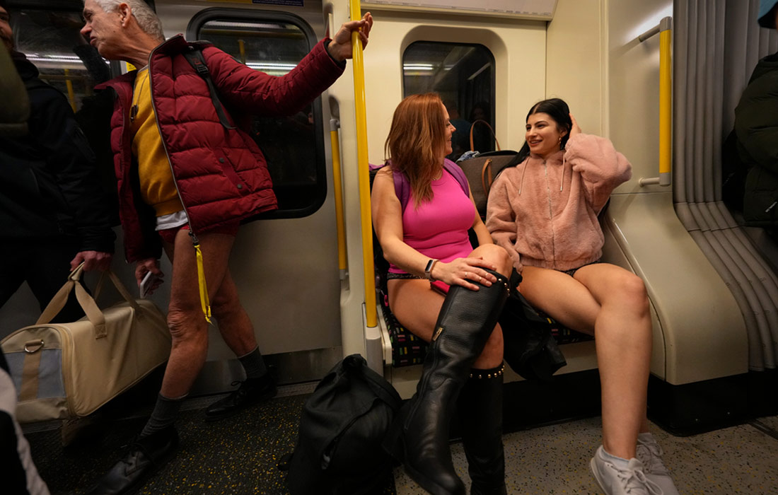 Ежегодный флешмоб "В метро без штанов" в Лондоне