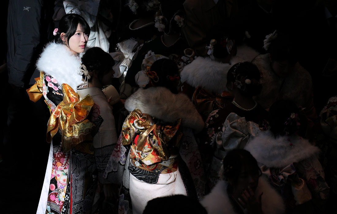 В Японии отметили День Совершеннолетия. В этот день все молодые люди, кому в текущем году исполнилось или исполнится 20 лет, принимают поздравления. Отмечающие совершеннолетие японки облачаются в кимоно ярких расцветок.