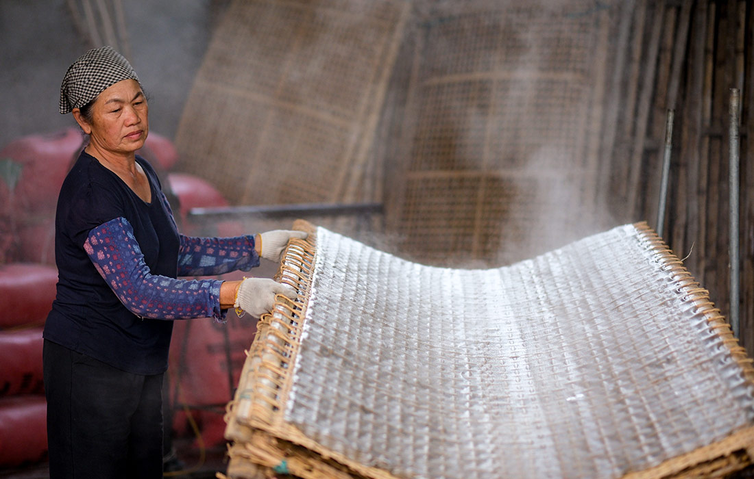 Традиционное изготовление вермишели во вьетнамской деревне Ку-Да