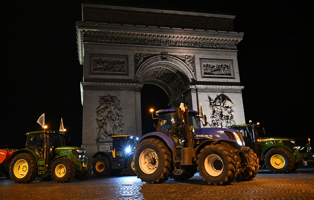 Очередная акция протеста фермеров в Париже против соглашения о свободной торговле между ЕС и МЕРКОСУР