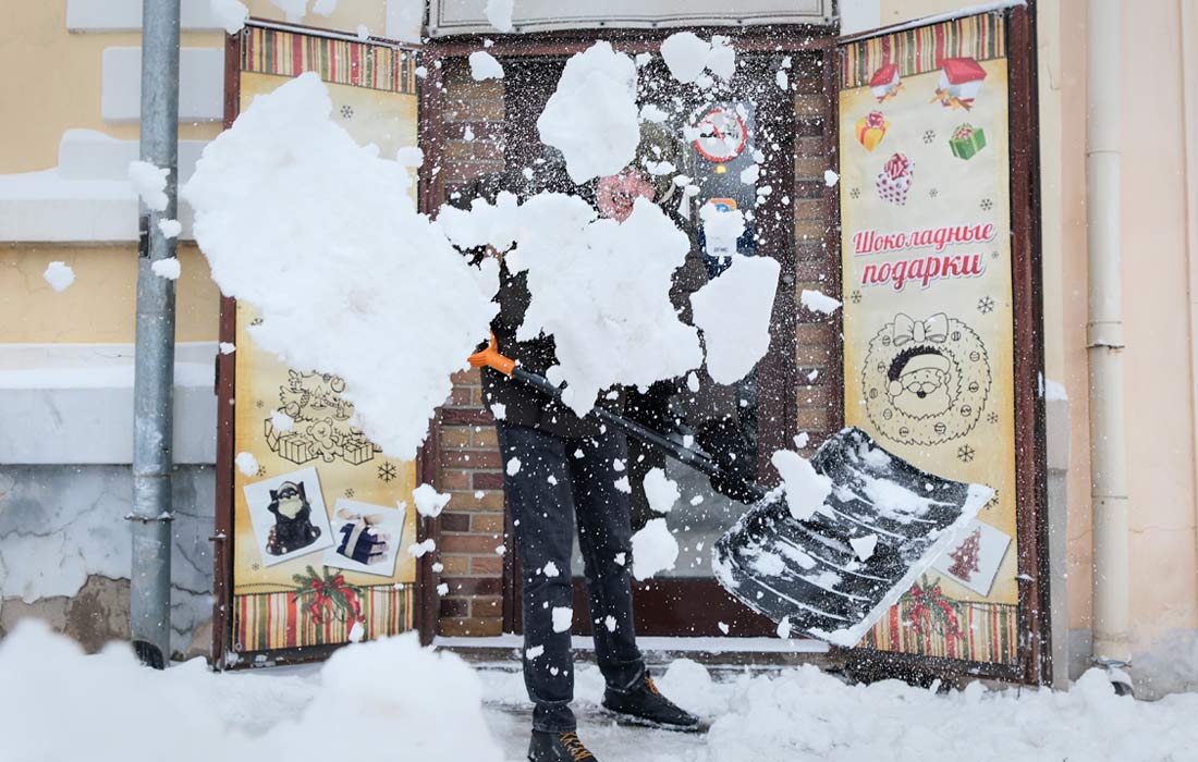 Уборка снега на Ахматовской улице в Астрахани