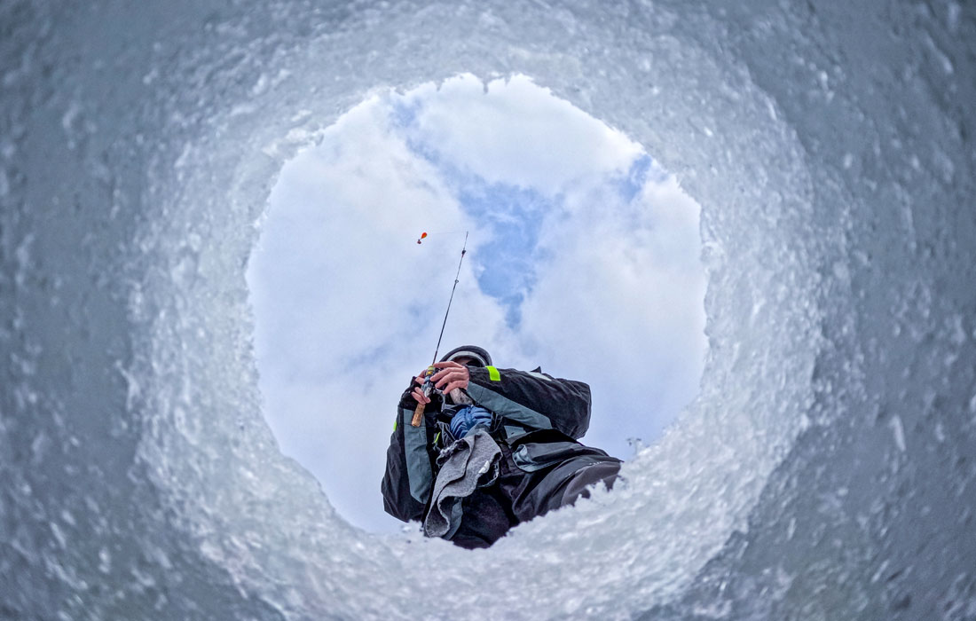 Подледная рыбалка на озере Рыдвань в Польше