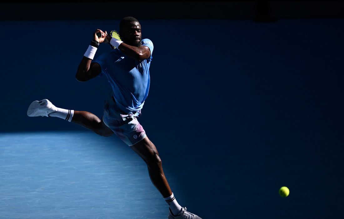 Перед стартом Australian Open четвертая ракетка мира Новак Джокович принял участие в выставочном матче против Фрэнсиса Тиафо (на фото)