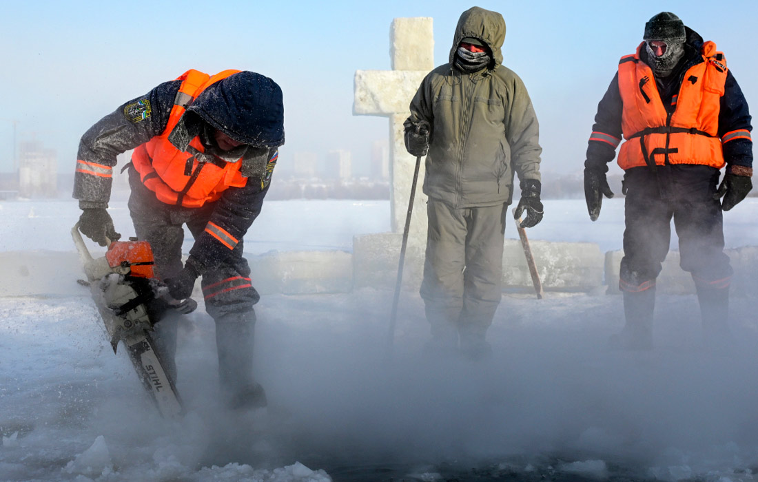 Подготовка проруби для Крещенских купаний в Новосибирске