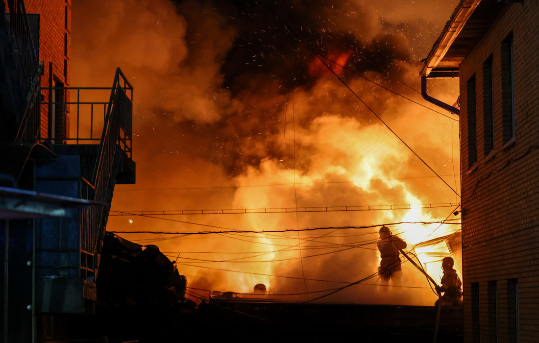 Тушение пожара на складе мебели во Владивостоке