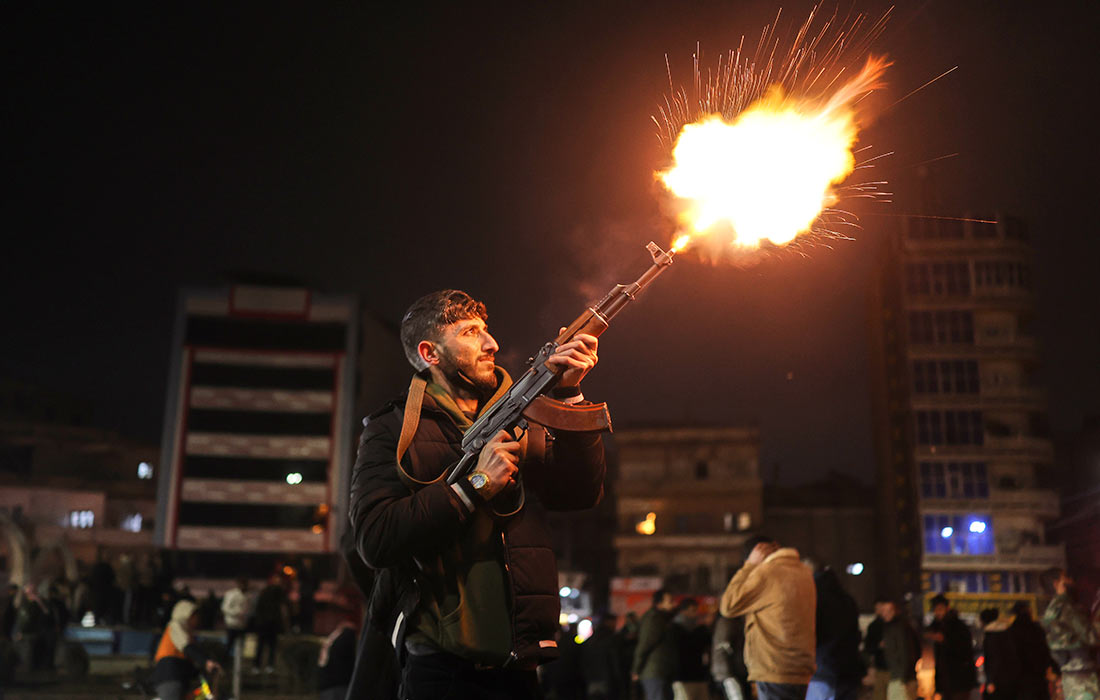 Празднование заключения нового соглашения о перемирии между властями в Дамаске и курдами в сирийской Ракке