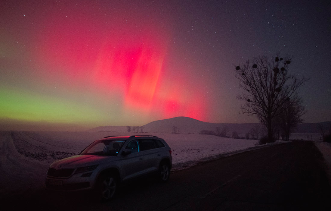 Северное сияние над деревней Абауйвар в Венгрии