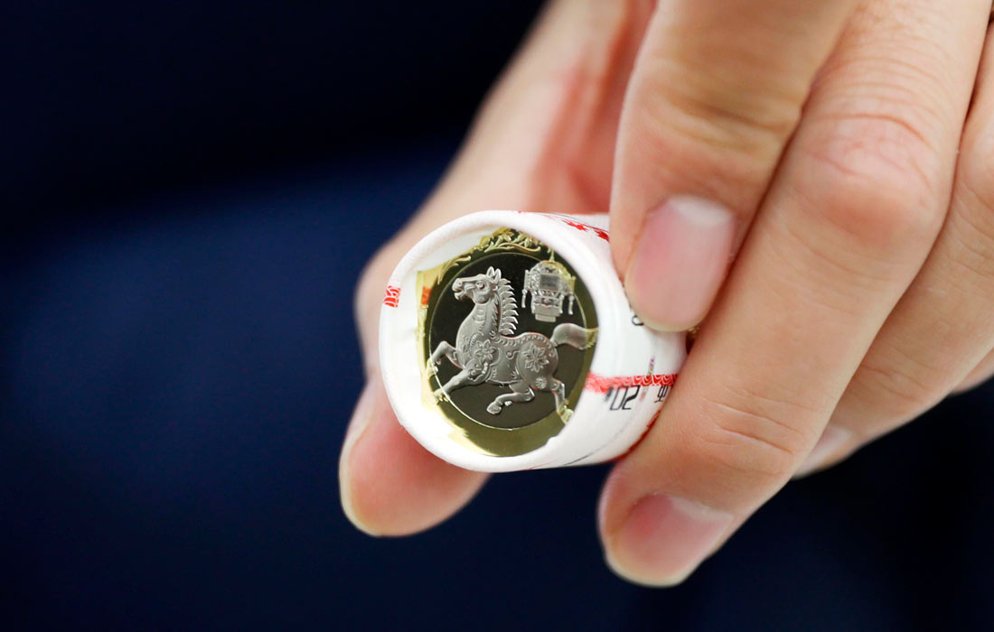 В Китае началась продажа памятных монет, выпущенных по случаю Года Лошади по восточному календарю