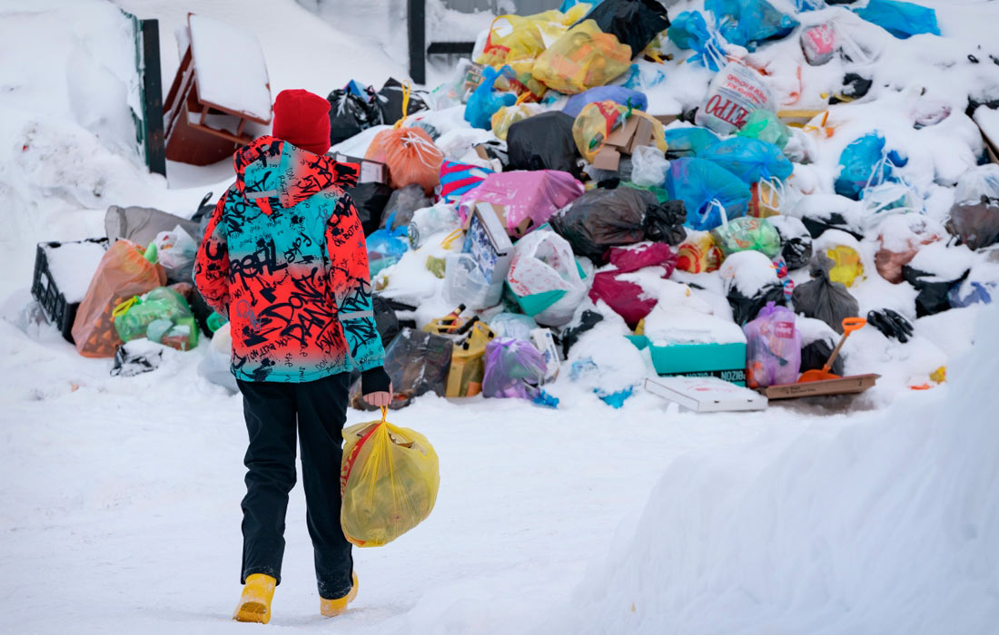 Невывезенный из-за снежного циклона мусор в Петропавловске-Камчатском