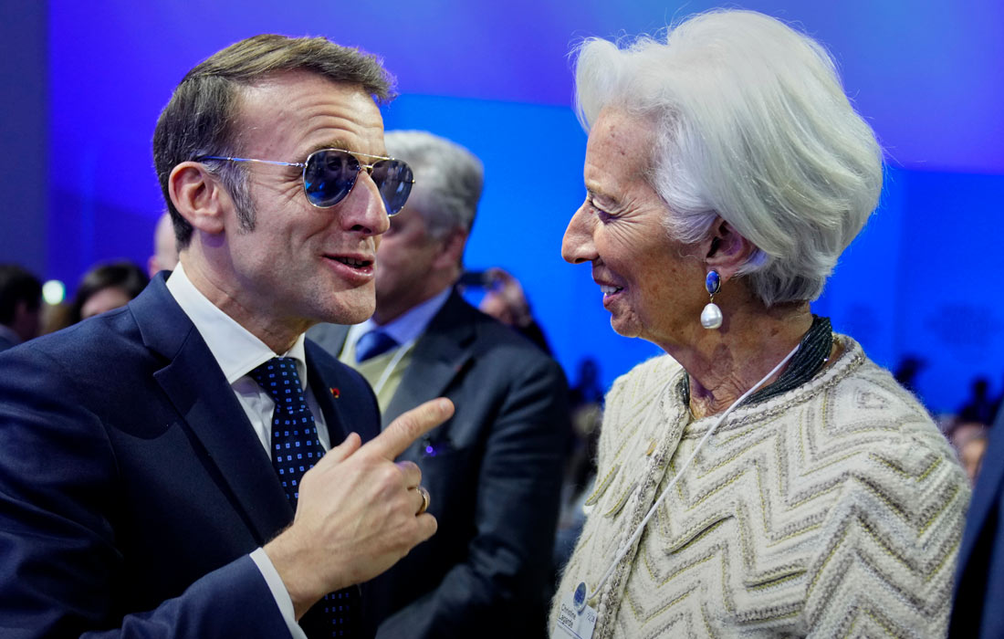 Всемирный экономический форум проходит в Давосе. На фото: президент Франции Эммануэль Макрон беседует с главой Европейского центрального банка Кристин Лагард.