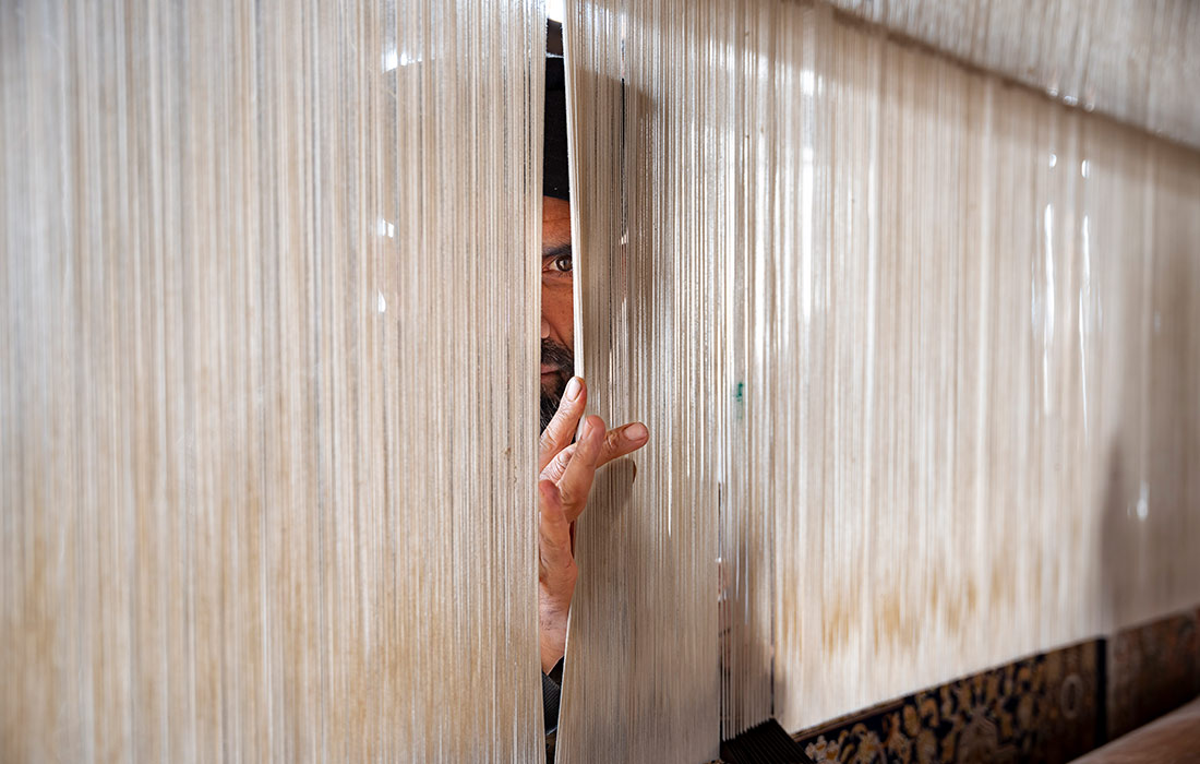 Изготовление кашмирских ковров ручной вязки в индийском Барамуле