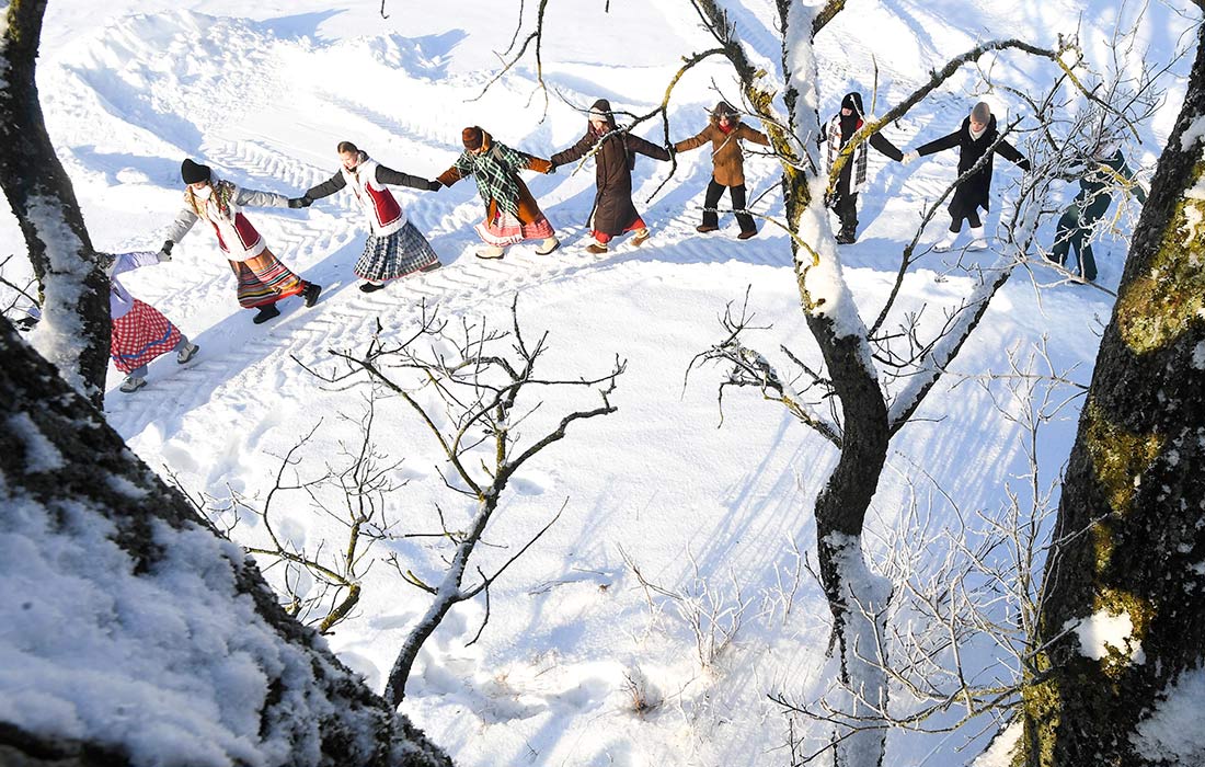 Обряд "Тянуть Коляду на дуба" в Белоруссии