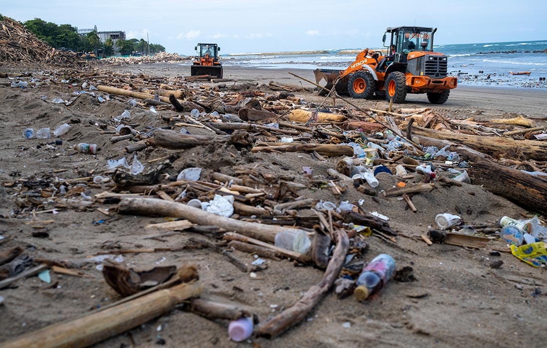 Скопление мусора на пляже Кута на острове Бали в сезон дождей