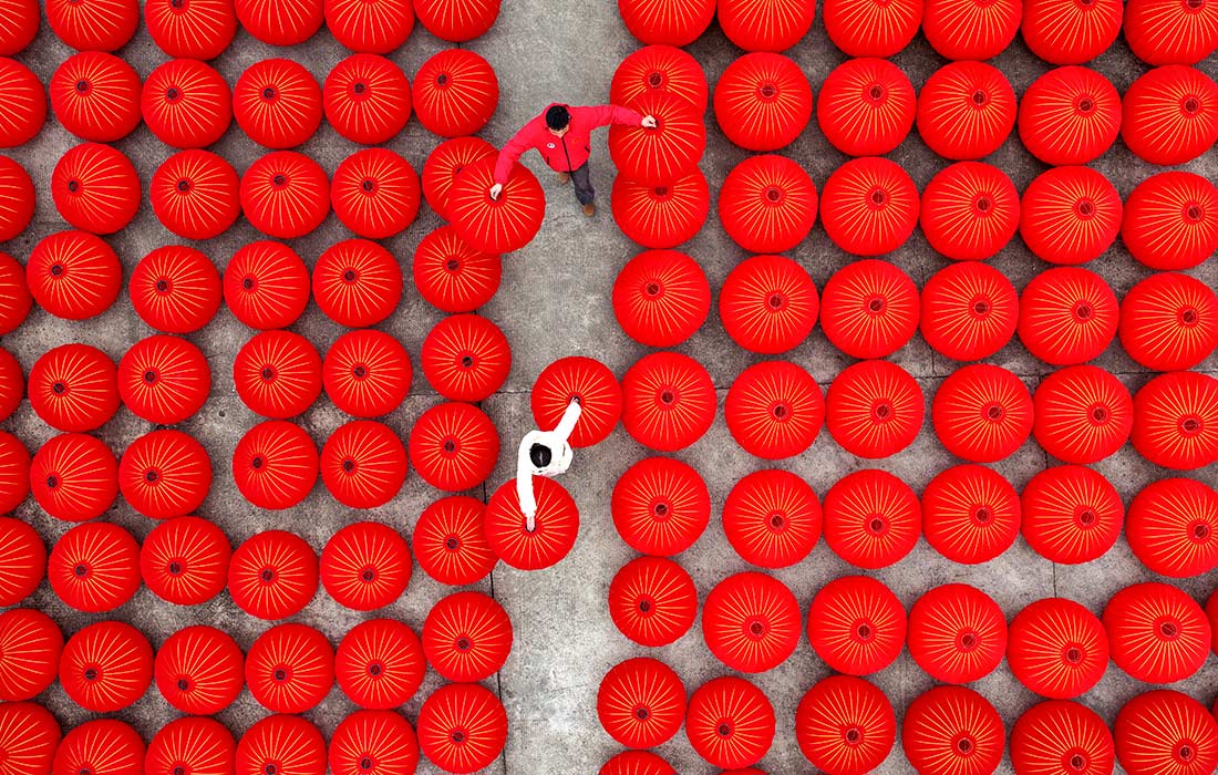 Изготовление красных фонариков к празднику Весны в Китае